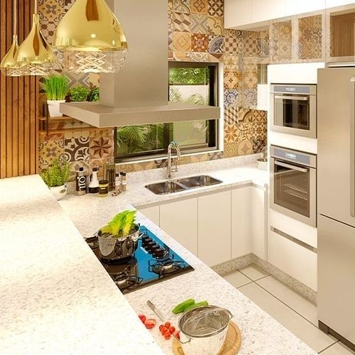 Modern planned kitchen with white cabinets, dark countertop and central island, highlighting a functional layout.