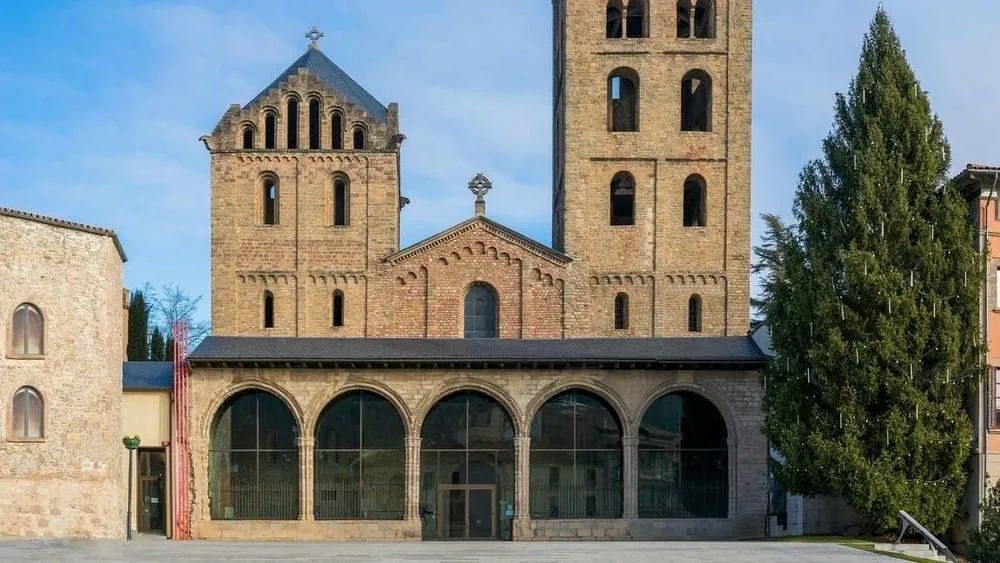Mosteiro de Santa Maria de Ripoll, com sua arquitetura românica robusta.