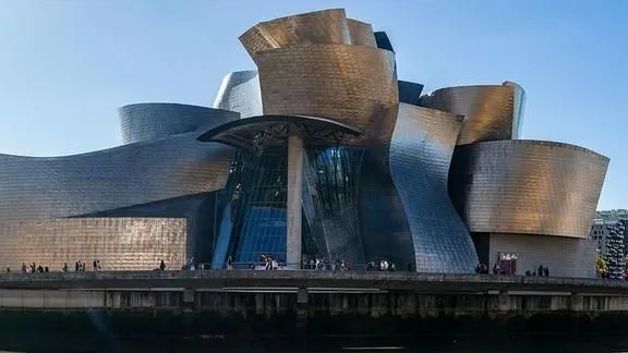 El Museo Guggenheim de Bilbao en España, con su forma inusual y futurista.