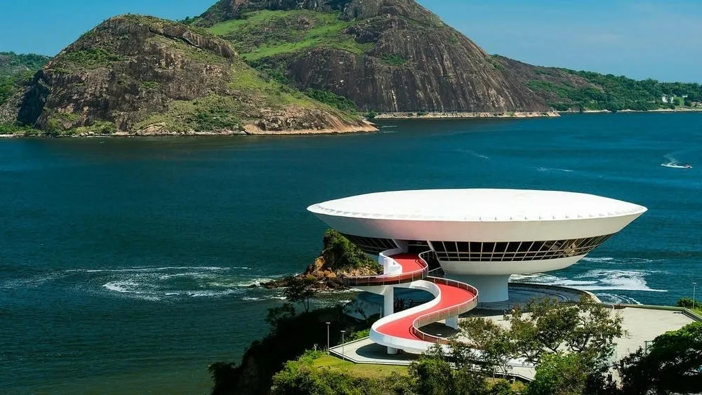 Museu de Arte Contemporânea de Niterói (MAC), com seu design futurista e curvas deslumbrantes, projetado por Oscar Niemeyer.