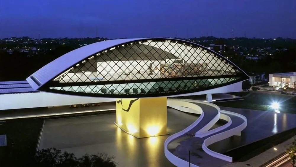 Museu Oscar Niemeyer (MON) em Curitiba, conhecido por sua forma de olho e estrutura moderna, projeto de Niemeyer.
