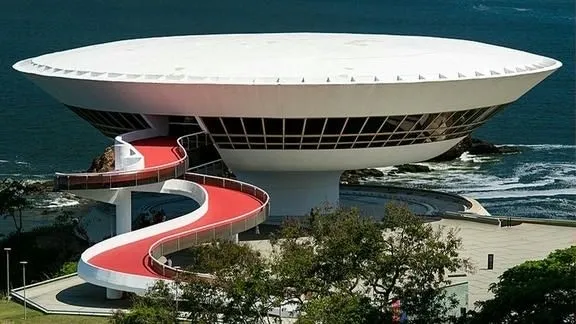 Niterói Contemporary Art Museum, with its circular and futuristic shape, an example of Brazilian contemporary architecture.