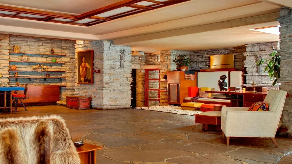 Cocina y sala de estar integradas en un concepto abierto, con iluminación natural y diseño moderno.