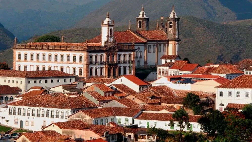 Vista aérea de Ouro Preto, Minas Gerais, com casarões coloniais e igrejas barrocas.