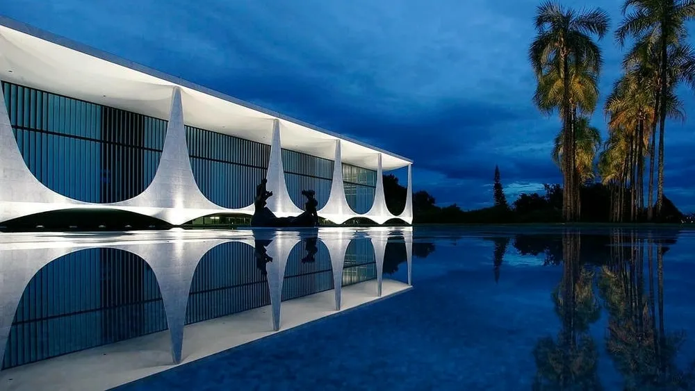 Palácio da Alvorada em Brasília, residência oficial do Presidente da República, com pilares delgados e espelho d'água, projeto de Oscar Niemeyer.
