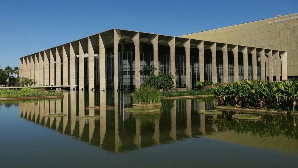 El Palacio de Itamaraty en Brasilia, sede del Ministerio de Relaciones Exteriores, con sus colunas y el espejo de agua con esculturas flotantes.