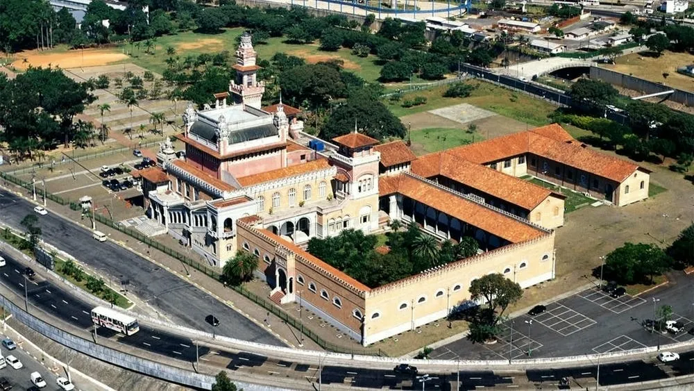 Vista del Palacio de las Industrias, en São Paulo, con su arquitectura imponente y detalles clásicos.