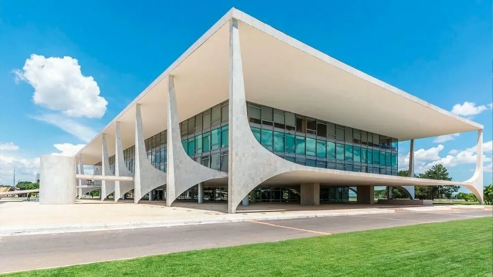 Palácio do Planalto em Brasília, sede do Poder Executivo Federal, com sua arquitetura modernista de Oscar Niemeyer.