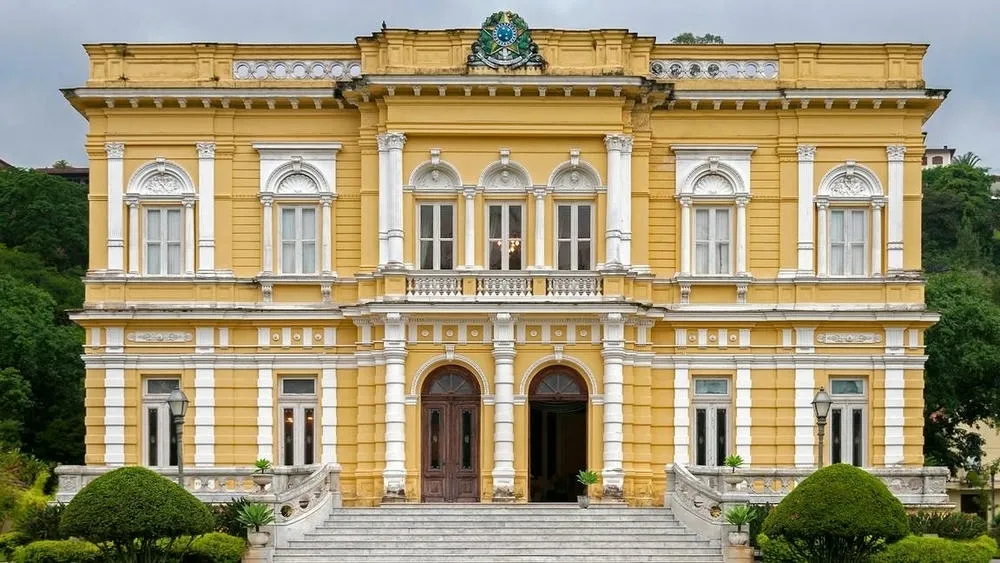 Palácio Rio Negro em Petrópolis, Rio de Janeiro, com sua arquitetura eclética e jardins.