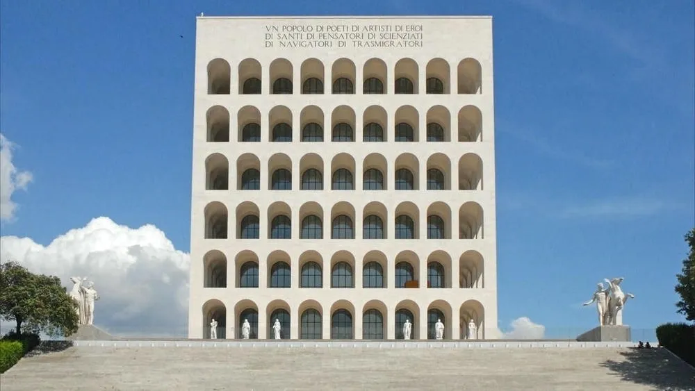 Vista frontal do Palazzo della Civiltà Italiana, com suas características fachadas de arcos repetitivos, destacando a arquitetura futurista.