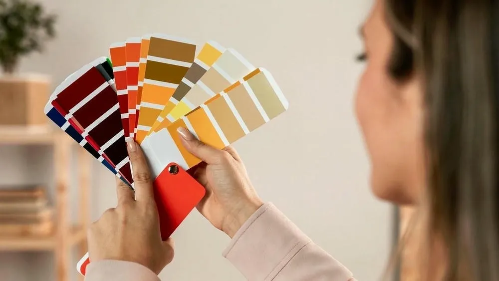 Ambiente interno com paleta de cores neutras e terrosas, com detalhes em madeira, característicos do estilo rústico.