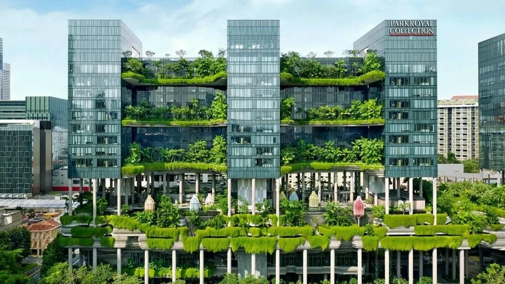 Fachada do PARKROYAL Collection Pickering em Singapura, com terraços verdes e paisagismo exuberante.