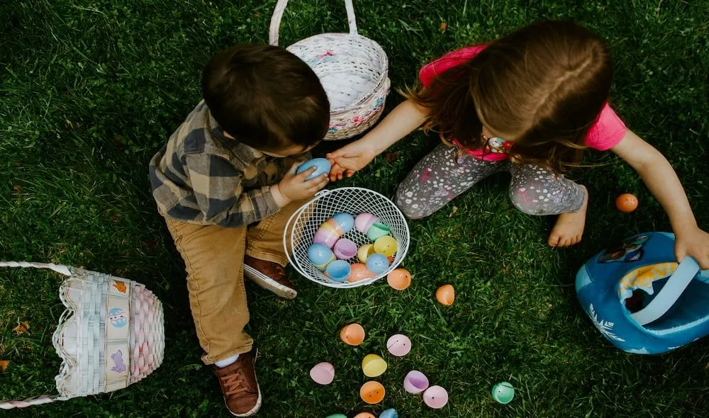 Familia reunida en la mesa decorada para la Pascua 2025.