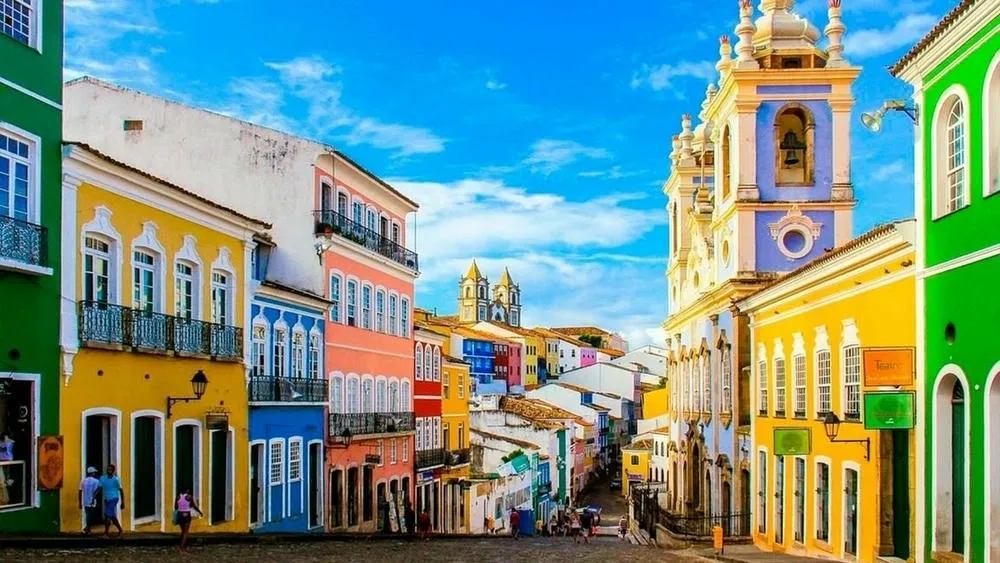 Casas coloridas e igrejas barrocas no Pelourinho, centro histórico de Salvador, Bahia.