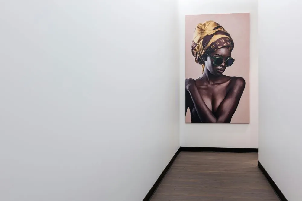 Pôster artístico com linhas arquitetônicas ou arte abstrata, ideal para o canto preferido da mãe.