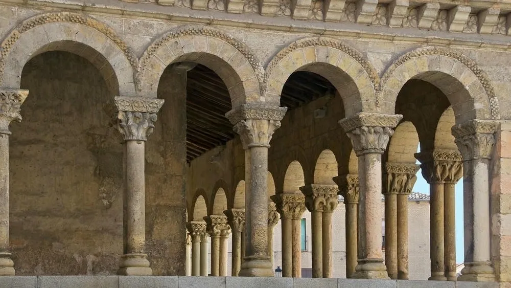 Detalhe de um arco de volta perfeita em uma construção românica, evidenciando sua forma semicircular.