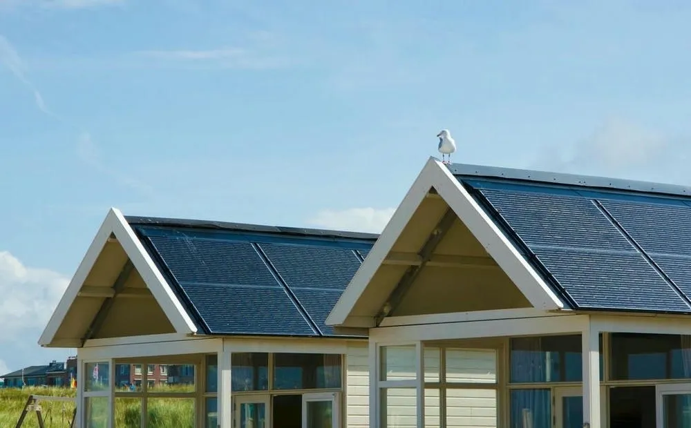 Um projeto arquitetônico de uma casa, mostrando a influência da orientação solar no design.
