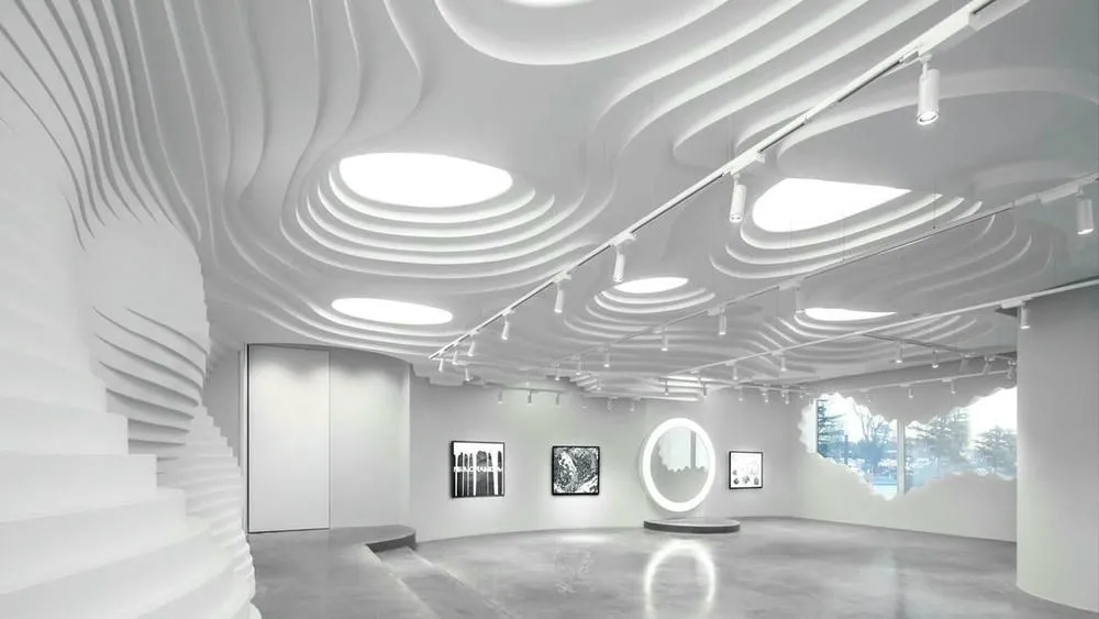 Interior moderno y minimalista predominantemente blanco, con formas fluidas en el techo y grandes aberturas para luz natural, transmitiendo sensación de pureza y amplitud.