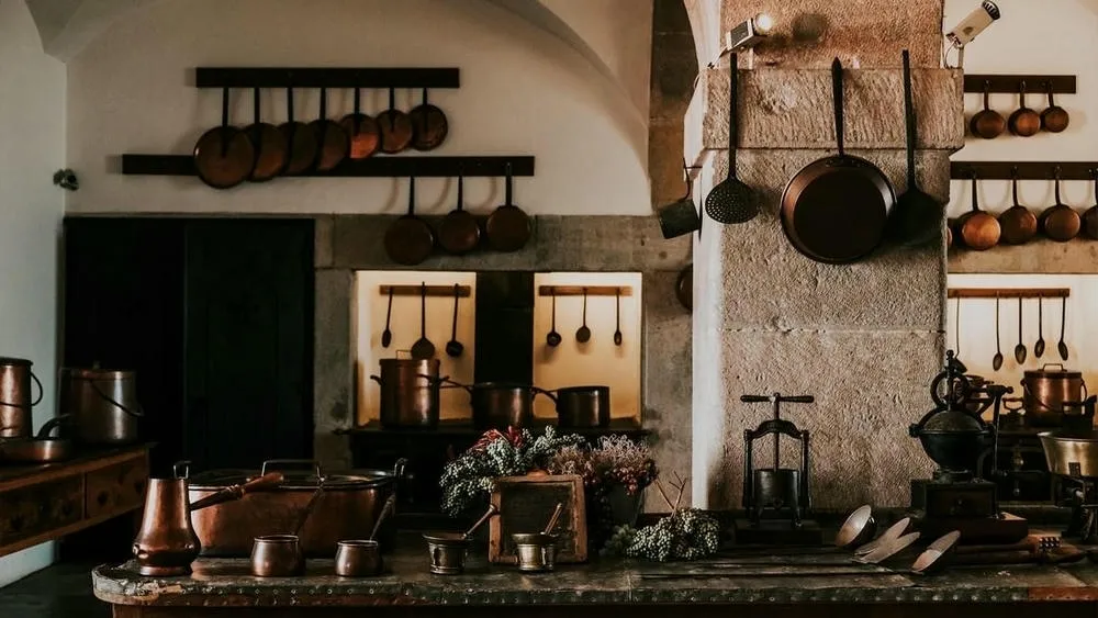 Ejemplo de casa con estilo rústico, paredes de piedra y tejado visto, inserida en un ambiente natural.