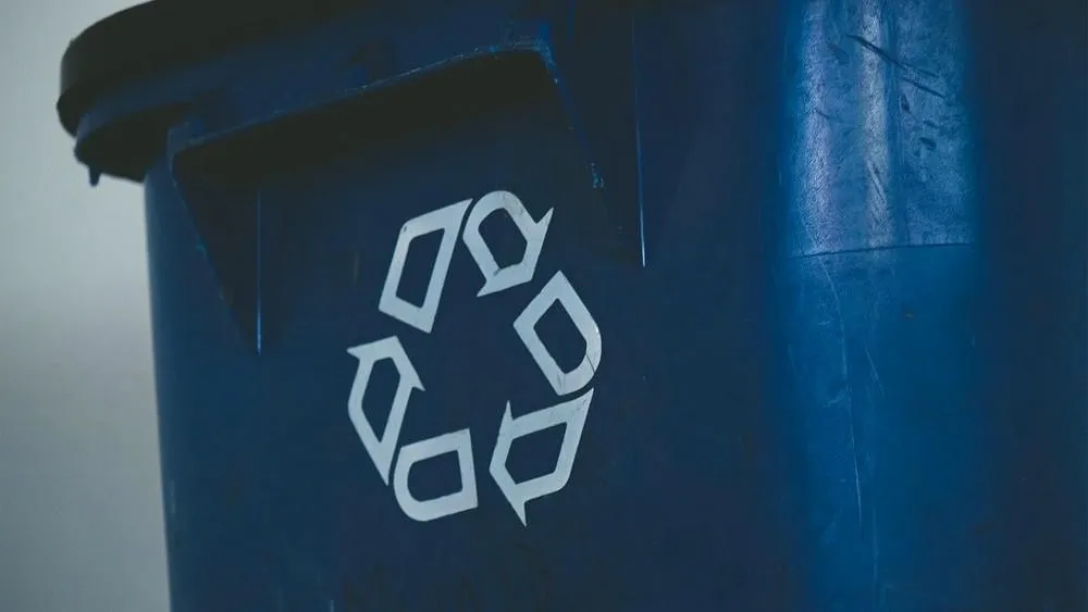 Pilas de materiales reciclables en una obra, simbolizando el reciclaje en la construcción.