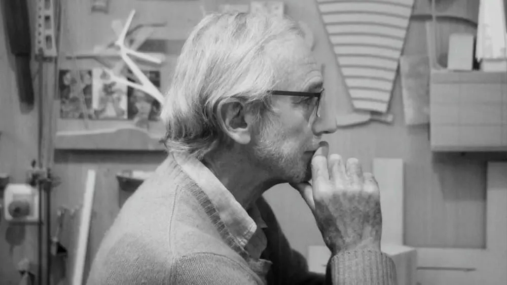 Retrato em preto e branco de Renzo Piano, arquiteto famoso, em perfil pensativo.