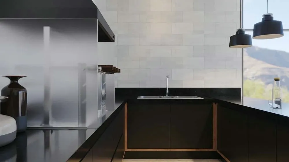 Residencia moderna con espacios integrados y área gourmet al lado de la piscina, ideal para convivencia y ocio.