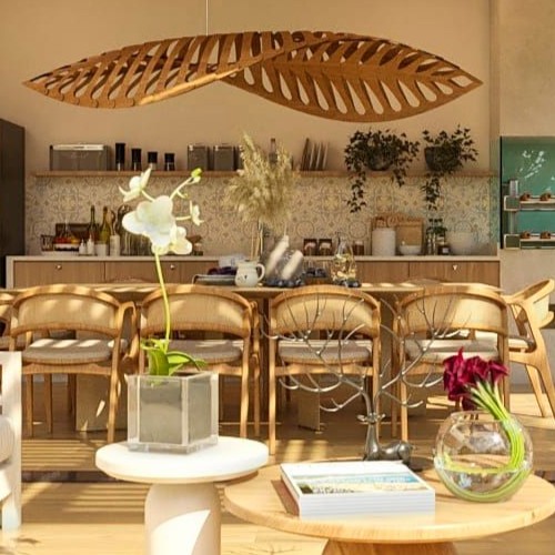 Sala de jantar com mesa de madeira clara e cadeiras de vime, adornada com um lustre escultural em formato de folha e detalhes em plantas e objetos decorativos.