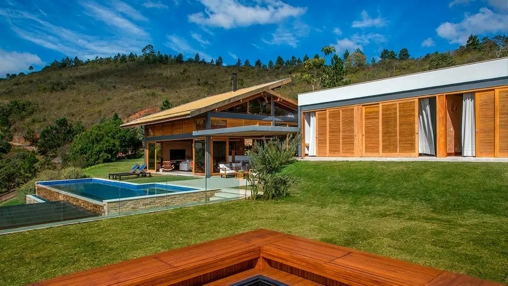 Facade of House 1/RF House of Movimento Terras in Pedro do Rio, Rio de Janeiro, with design that prioritizes thermal comfort.