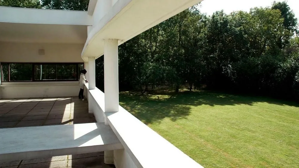 View of a long ribbon window in Villa Savoye, providing ample natural lighting and exterior view.