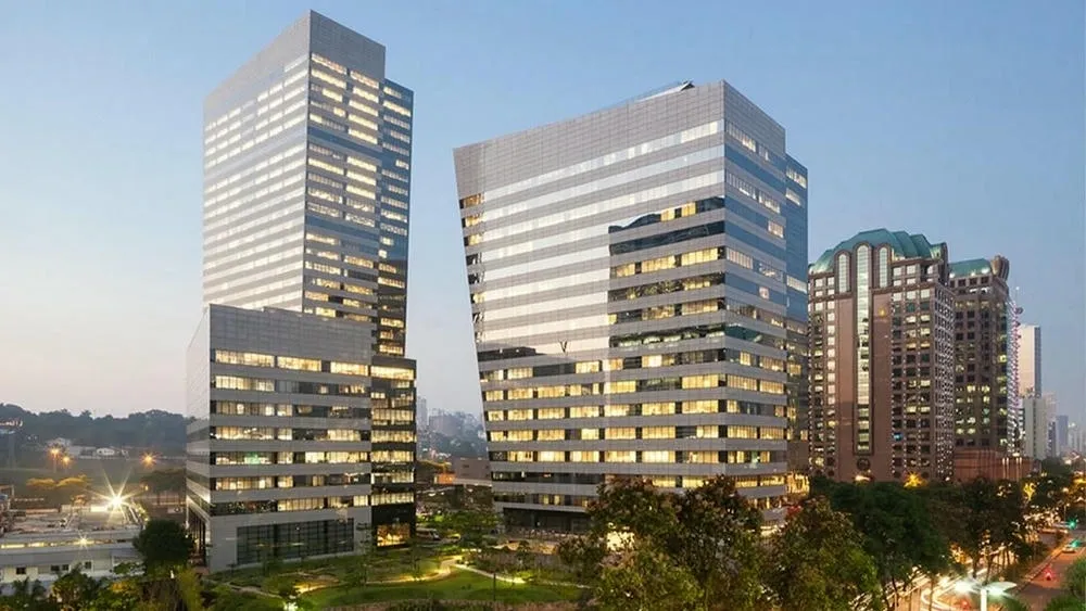 Facade of Rochaverá Corporate Towers in São Paulo, with asymmetrical architecture and special glass for solar control.