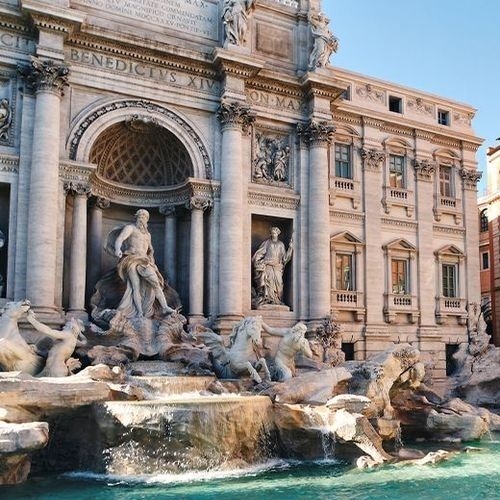 Fuente de Trevi en Roma, Italia, con sus esculturas detalladas y agua azul turquesa.