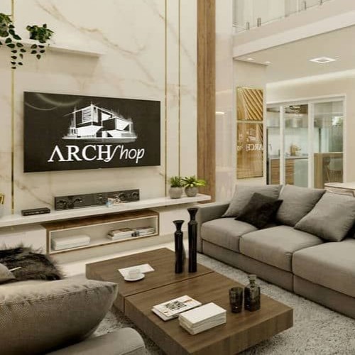 Vista de uma sala de estar ampla com pé-direito duplo, destacando o sofá modular cinza, mesa de centro de madeira escura e painel de TV com acabamento em mármore e detalhes dourados.
