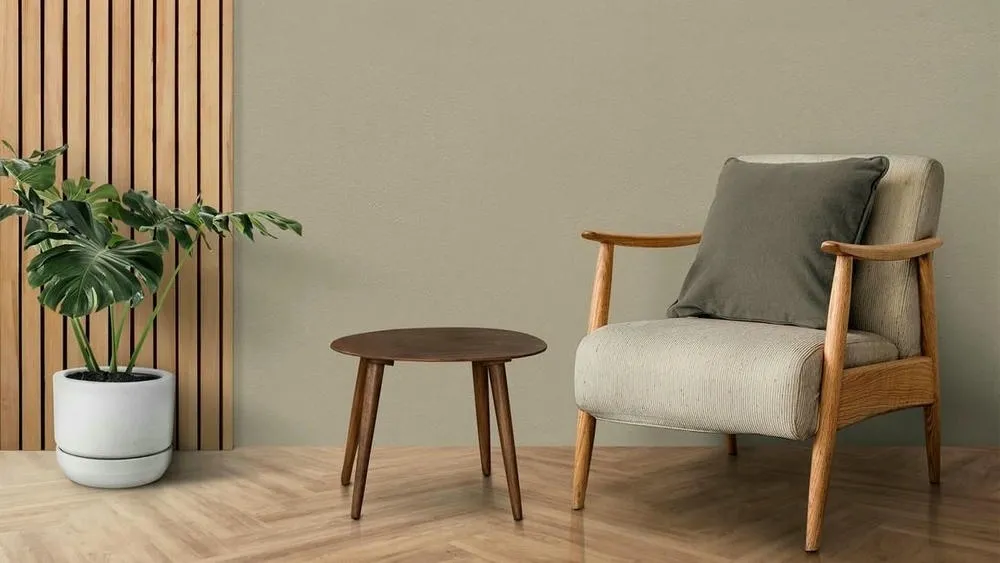 Sala de estar decorada con revestimiento de pared de madera y sillón acogedor.