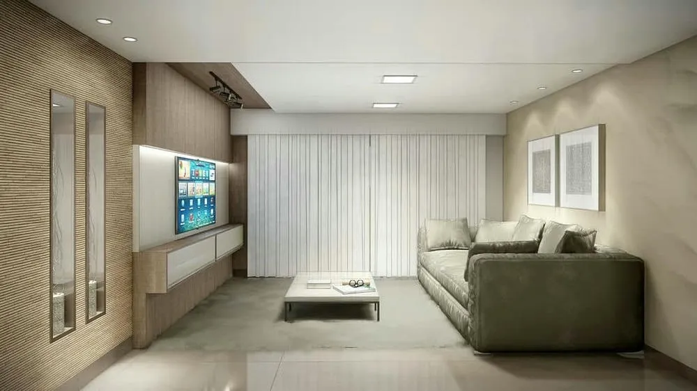 Sala de estar com sofá grande, painel de madeira na parede e iluminação embutida no teto, ressaltando as cores neutras e a iluminação sutil.