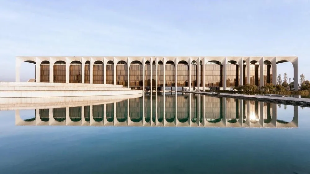 Sede da Mondadori em Milão, Itália, um edifício com design moderno e funcional projetado por Oscar Niemeyer.