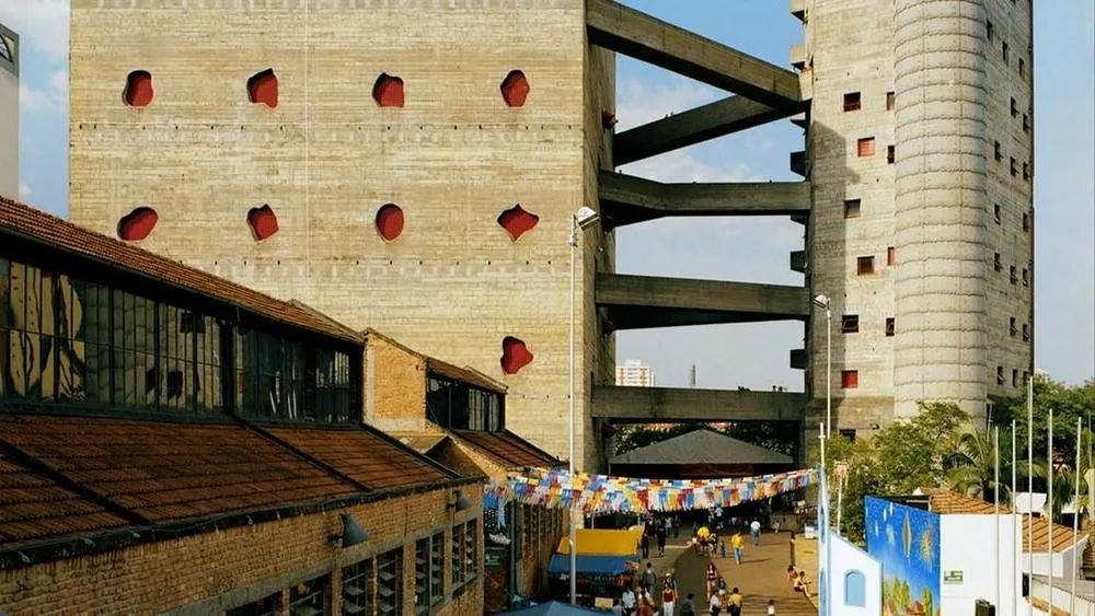 Facade of SESC Pompeia, with its concrete volumes and openings, showing Lina Bo Bardi's industrial and adaptive style.
