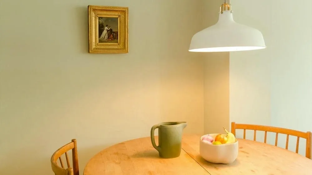 Gráfico de economía de energía y agua en una casa, representando sistemas económicos y eficientes.
