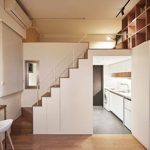 Environment with optimized staircase for storage space, in an apartment with a compact kitchen, illustrating how to optimize small spaces.