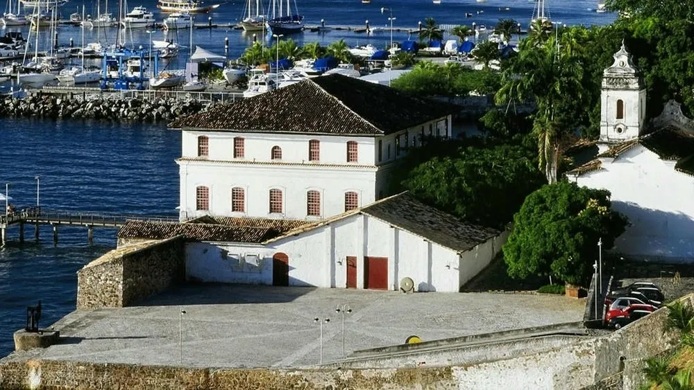 Fachada del Solar do Unhão, en Salvador, con vista al mar y elementos arquitectónicos históricos restaurados.