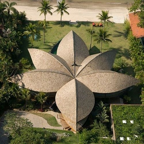 Facade of the Museum of Tomorrow in Rio de Janeiro, an example of sustainable architecture, with modern design and organic elements.