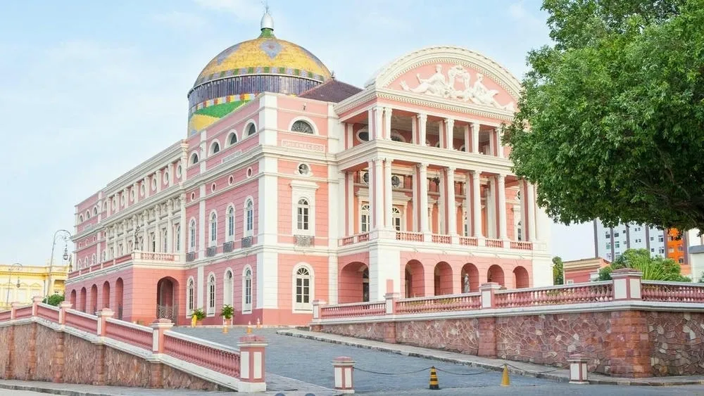 Fachada do Teatro Amazonas em Manaus, com sua arquitetura inspirada no Renascimento e Belle Époque.
