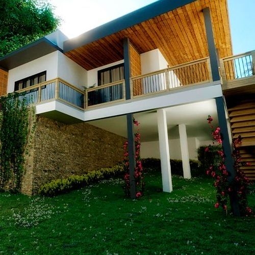 Fachada de uma casa moderna em aclive, com diferentes níveis e integração com a paisagem natural.