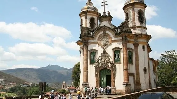 Igreja barroca com ornamentação elaborada, representando a arquitetura barroca.
