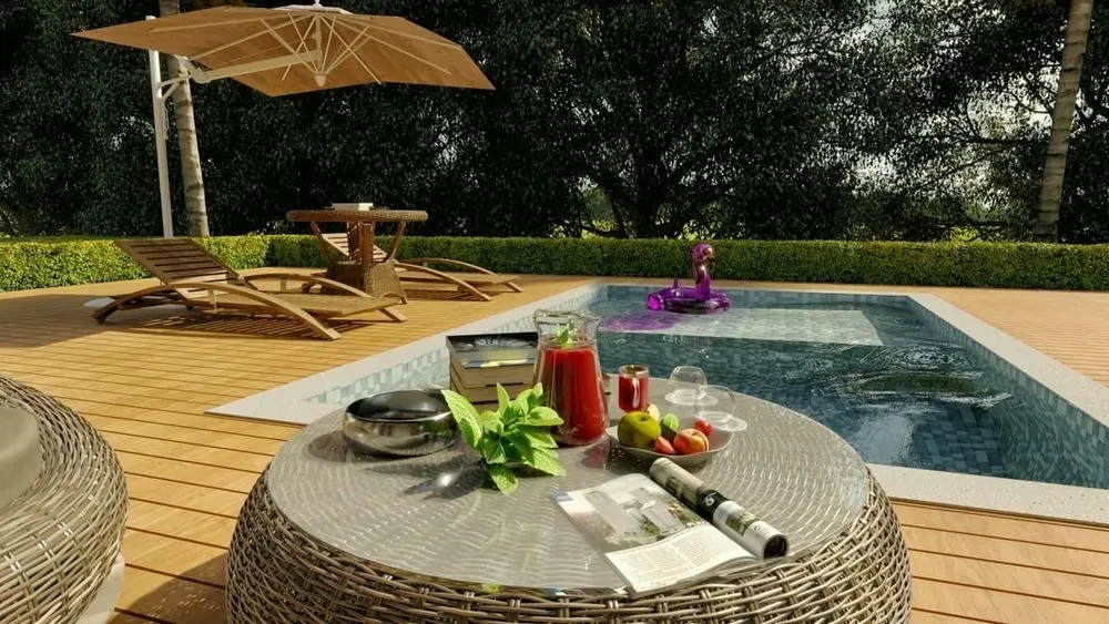 Área externa con piscina, deck de madera, tumbonas y mesa de centro con bebidas, en un día soleado.