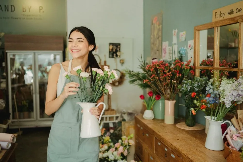 Vaso com formas arquitetônicas e planta, presente que simboliza vida e cuidado para o Dia das Mães.