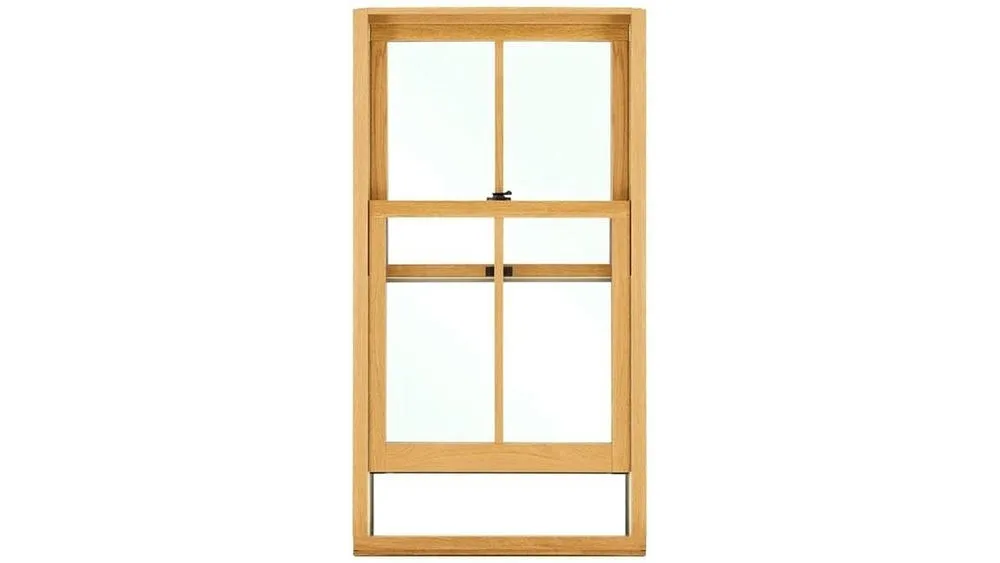Ventana de guillotina de madera clara con dos paneles deslizantes verticalmente.