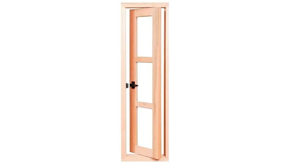 Ventana pivotante vertical de madera clara, abierta en su eje central.