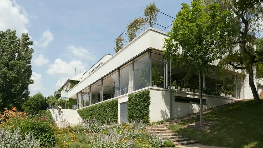 A Vila Tugendhat em Brno, com suas amplas áreas envidraçadas e integração com o exterior.
