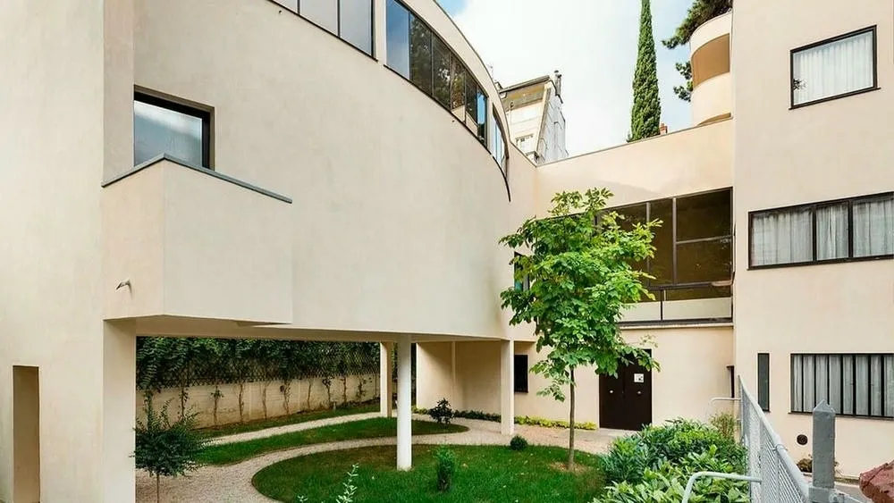 Fachada da Villa La Roche, um dos primeiros projetos de Le Corbusier em Paris, com seus pilotis e geometria marcante.