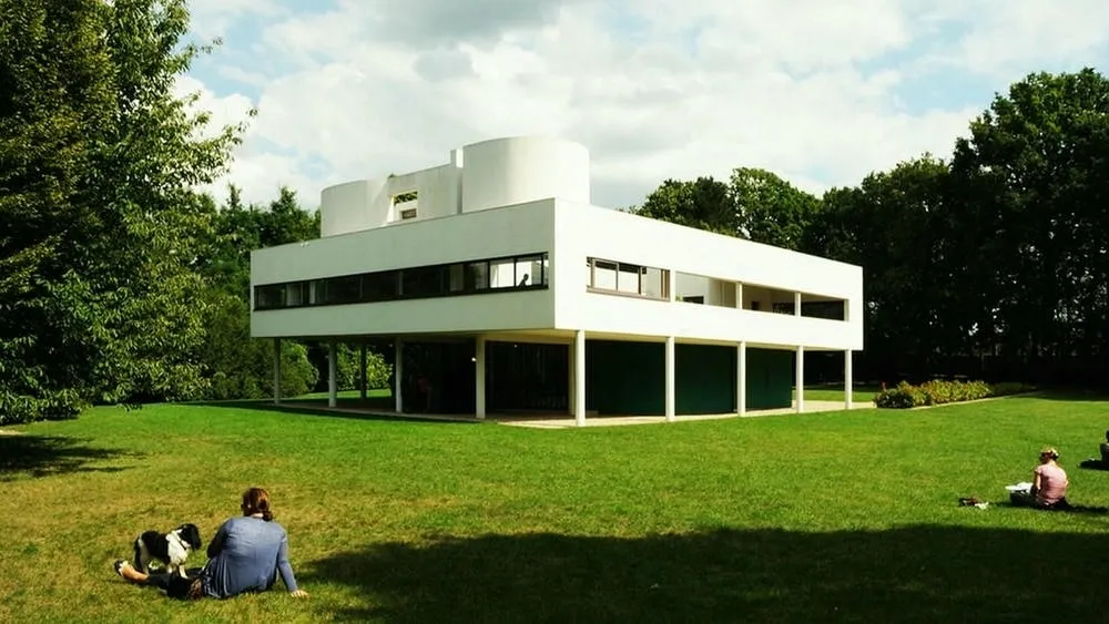 Vista externa da Villa Savoye em Poissy, exemplificando os cinco pontos da arquitetura de Le Corbusier.